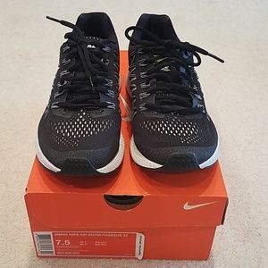 Like NEW Nike Air Zoom Pegasus 33 Black/white 7.5
